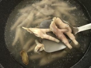 1、夏日餐前开胃小菜，百香果柠檬鸡爪,将鸡爪剪去指甲，再切一半。