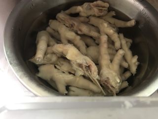 4、夏日餐前开胃小菜，百香果柠檬鸡爪,冲冷却的鸡爪放入冰水浸泡，并放入冰箱。冷藏2小时。