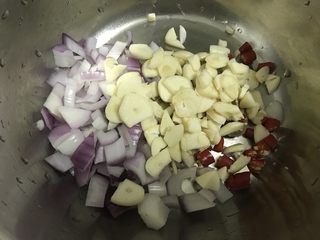 5、夏日餐前开胃小菜，百香果柠檬鸡爪,准备配菜，把紫洋葱切碎，蒜蓉，姜片，小米辣放入大盆。