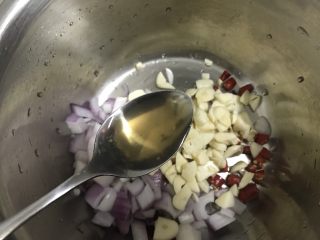 6、夏日餐前开胃小菜，百香果柠檬鸡爪,调入料酒一勺。