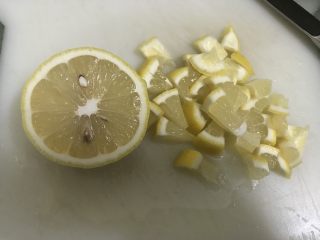 10、夏日餐前开胃小菜，百香果柠檬鸡爪,柠檬一个，一半挤汁，一半切碎。