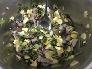 13、夏日餐前开胃小菜，百香果柠檬鸡爪,以上全部拌匀。