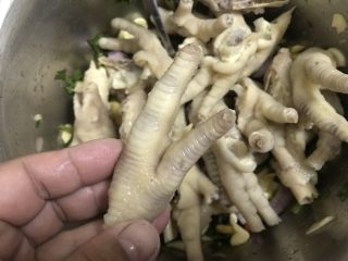 14、夏日餐前开胃小菜，百香果柠檬鸡爪,放入浸泡好的鸡爪。