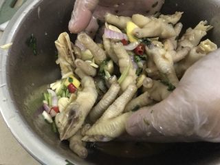 15、夏日餐前开胃小菜，百香果柠檬鸡爪,戴手套，把鸡爪和腌料拌匀。
