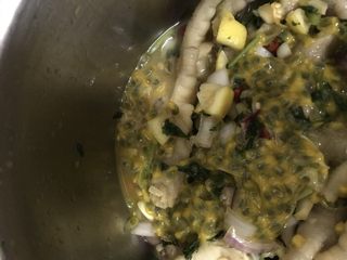 16、夏日餐前开胃小菜，百香果柠檬鸡爪,放入百香果。