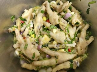 17、夏日餐前开胃小菜，百香果柠檬鸡爪,再拌匀。