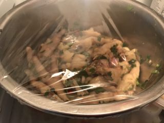 18、夏日餐前开胃小菜，百香果柠檬鸡爪,封上保鲜膜放入冰箱冷藏，冷藏24小时左右可以食用，中途翻拌三次。