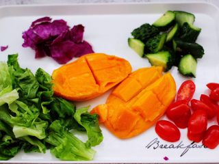 7、蒜香沙拉时蔬水果,把所有的食材都做好后。