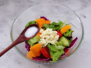 11、蒜香沙拉时蔬水果,这个时候加入盐调味。