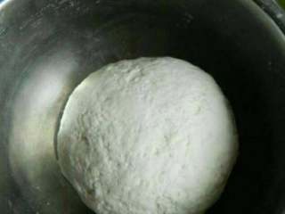 1、钟水饺,面粉加入清水和成面团静置。