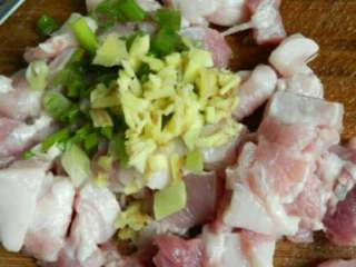 2、钟水饺,猪肉洗净切小块，加入葱姜碎。
