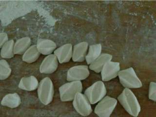 4、钟水饺,面团搓条切成小剂子，擀成圆片。