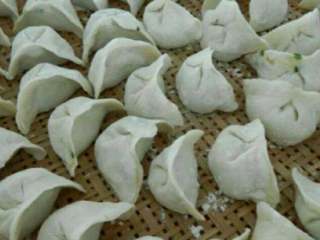 5、钟水饺,包成水饺生坯。