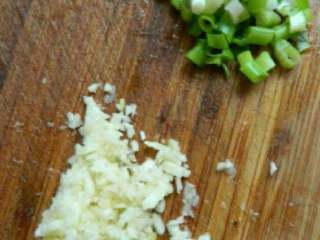 6、钟水饺,蒜 葱切碎。