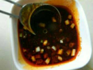 7、钟水饺,取一个小碗加入生抽，蒜泥，盐，糖，鸡精，辣椒油，香叶调成味儿汁待用！