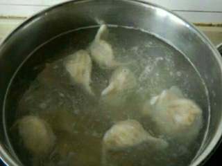 8、钟水饺,饺子入锅煮熟。