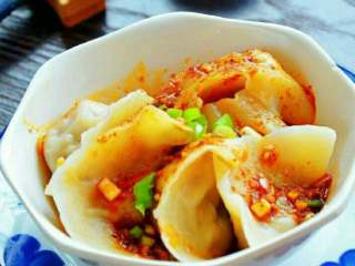9、钟水饺,盛入碗中加入兑好的味儿汁即可食用！