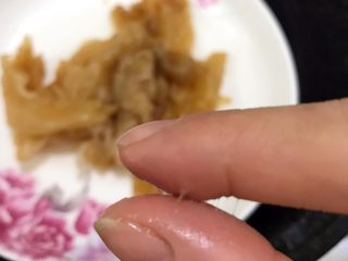 3、花胶虫草花乌鸡汤,闷好后摸了一下,把爪子粘住了^_^