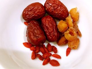 6、花胶虫草花乌鸡汤,红枣,桂圆,枸杞洗净