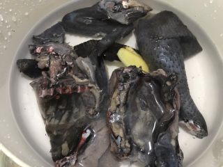 9、花胶虫草花乌鸡汤,乌鸡半只洗净斩大件,放入锅里加入3片姜加适量清水绰水