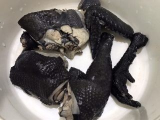 10、花胶虫草花乌鸡汤,焯好水的乌鸡冲洗干净,重新放入锅里