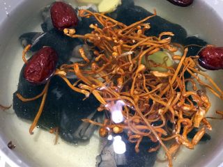 13、花胶虫草花乌鸡汤,一次加入足量的水