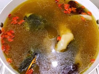17、花胶虫草花乌鸡汤,加入枸杞,再煲30分钟