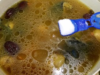 18、花胶虫草花乌鸡汤,加入适量的盐调味即可