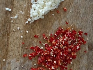 4、香辣木瓜丝,将蒜,小米辣剁末