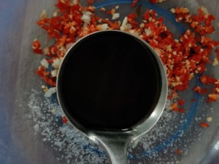 7、香辣木瓜丝,生抽,如果是酱油酌情减量,酱油比生抽色深