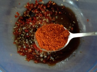 8、香辣木瓜丝,细的辣椒粉(至于辣度根据口味选择)