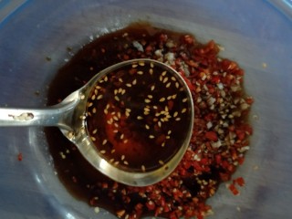 10、香辣木瓜丝,辣椒红油,取油的部分用