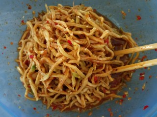 13、香辣木瓜丝,拌均匀,刚拌好是这样的,然后放一保鲜盒或酱瓶,密封腌制5小时以上,通常1天后食用最好。