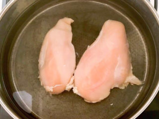 2、手撕鸡胸肉,鸡胸肉冷水下锅，水开后焯水3分钟