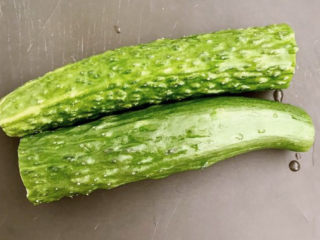 12、手撕鸡胸肉,把干黄瓜清洗干净