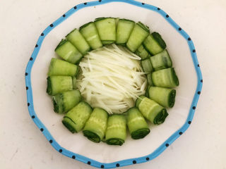 14、手撕鸡胸肉,把黄瓜卷围在盘边，圆葱丝放在盘底