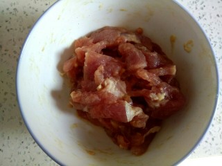 1、西芹土豆炒肉片,肉切片，加入一勺生抽，一勺料酒，一勺淀粉，搅拌均匀，放置一会儿