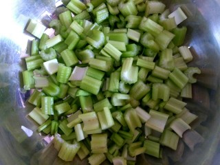 2、西芹土豆炒肉片,西芹切小段