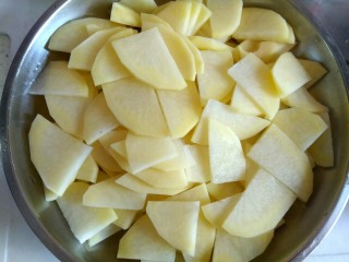 3、西芹土豆炒肉片,土豆切片，过清水洗去淀粉