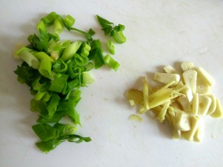 4、西芹土豆炒肉片,葱切圈，蒜切片，姜切丝