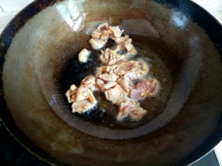 5、西芹土豆炒肉片,锅中放入适量植物油，放入猪肉，翻炒至变白