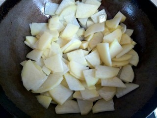 7、西芹土豆炒肉片,锅中放入适量植物油，放入土豆片翻炒