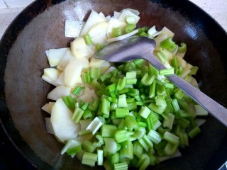 8、西芹土豆炒肉片,放入西芹翻炒