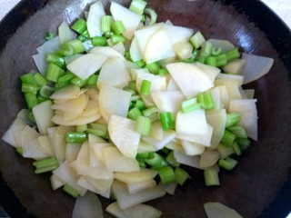 9、西芹土豆炒肉片,一直翻炒至土豆变透明，西芹越来越绿