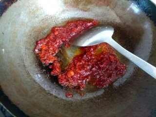 11、西芹土豆炒肉片,锅中放入少量植物油，放入适量郫县豆瓣酱，炒出红油