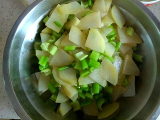 10、西芹土豆炒肉片,把西芹和土豆片盛出待用