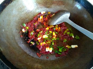 12、西芹土豆炒肉片,放入葱姜蒜翻炒