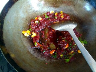 13、西芹土豆炒肉片,放入一勺生抽，半勺糖翻炒