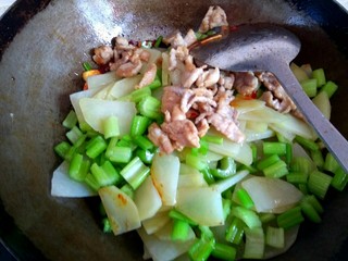 14、西芹土豆炒肉片,放入土豆片，西芹，肉片