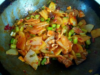 15、西芹土豆炒肉片,大火翻炒均匀关火